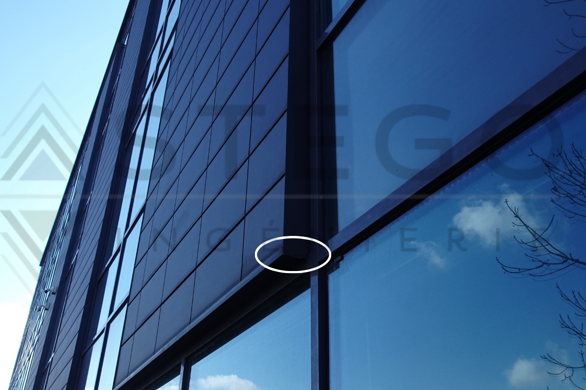 Absence de perforations permettant la ventilation de la lame d’air