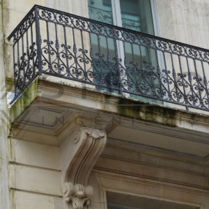 Absence de protection étanche et de dispositifs destinés à éloigner les eaux de ruissellement sur les balcons