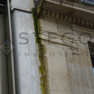 Absence de protection étanche et de dispositifs destinés à éloigner les eaux de ruissellement sur les balcons